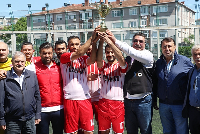 Küçükpazar şampiyonluk kupasını aldı