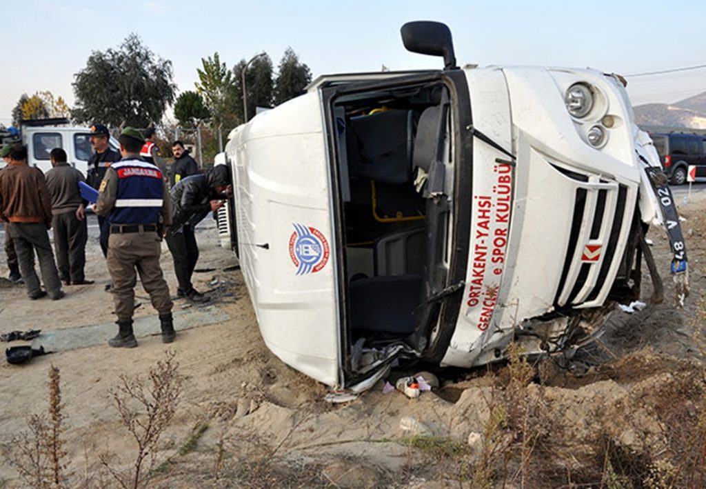 Futbolcuları taşıyan minibüs, otomobile çarptı: 8 yaralı