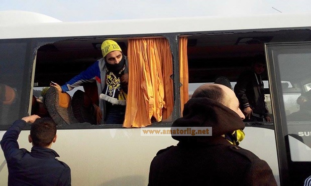 Sultanbeyli Belediyespor taraftarı taşlandı