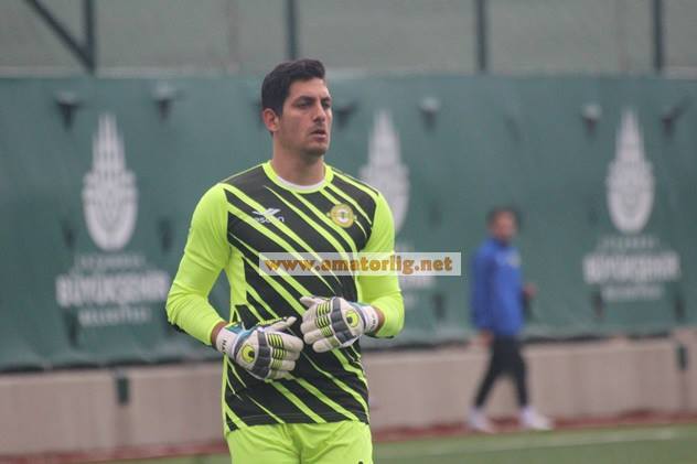 Şampiyon kaleci takımında kaldı