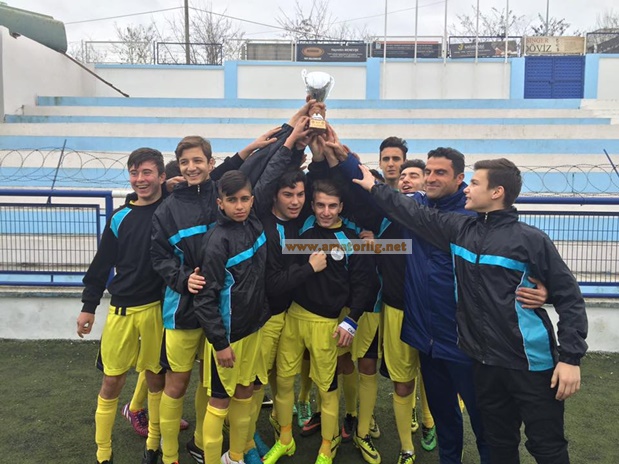 Esenler Kulüp Atletik kupayı havaya kaldırdı