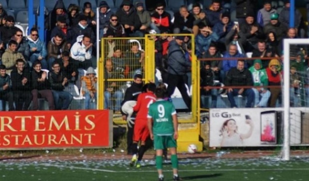 Sahaya giren köpeği kucağında dışarı çıkardı