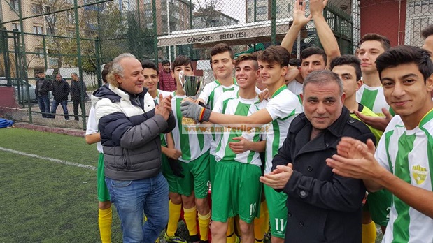 Altınovaspor alkışlar eşliğinde kupasını aldı