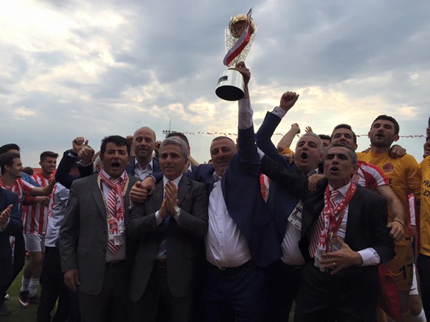 Ümraniyespor kupasını kaldırdı