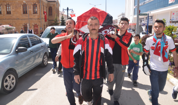 Baraj maçı öncesi tabutlu protesto