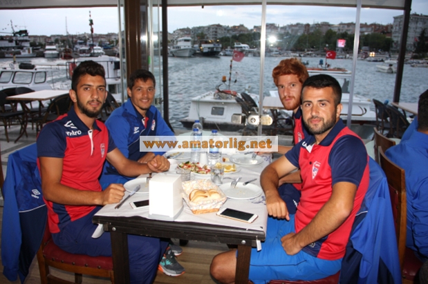 Futbolcu ve yönetim yemekte bir araya geldi