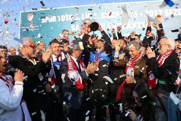 Sancaktepe Belediyespor şampiyonluğu kutladı