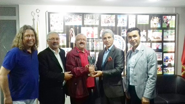 Yenilgisiz şampiyon kupasını aldı