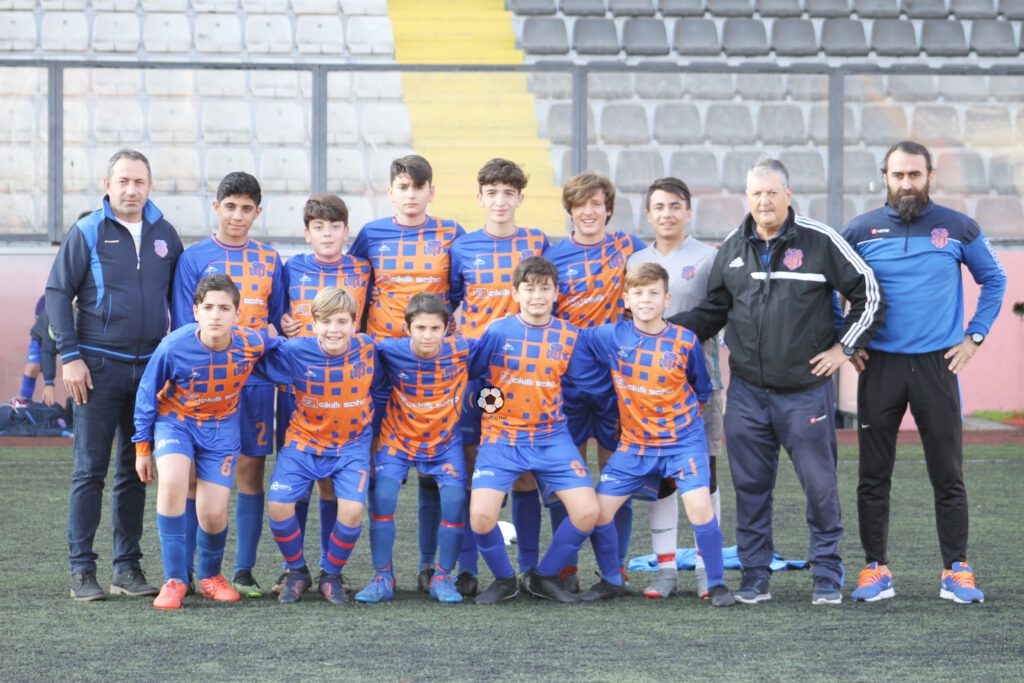 Öz Alibeyköyspor yenilgisiz şampiyon oldu