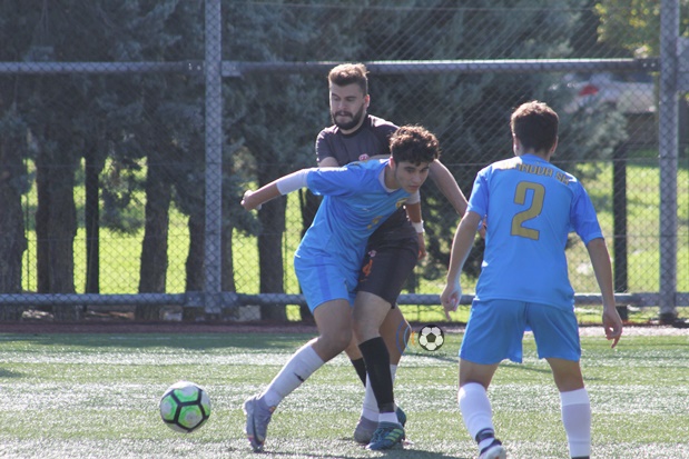 Altınovaspor 10 kişiyle kazandı