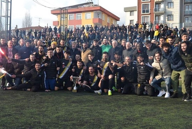 İstanbul Bayburtspor şampiyonluk kupasını aldı