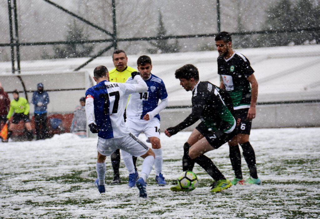 Ayazağa Esenspor zorladığı maçtan 3 puan çıkardı