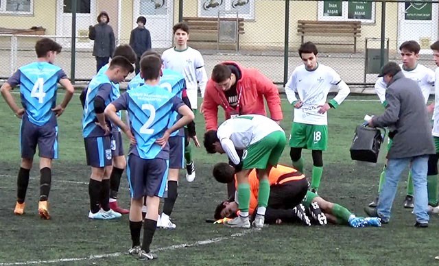 Doktor hakem futbolcunun hayatını kurtardı