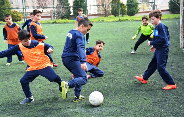İkitellispor futbol okulları büyük ilgi görüyor