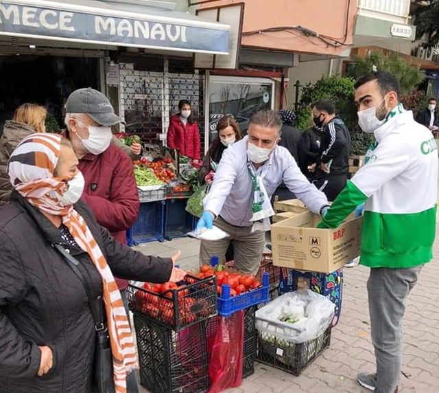 Taraftarlar vatandaşlara maske ve kolonya dağıttı