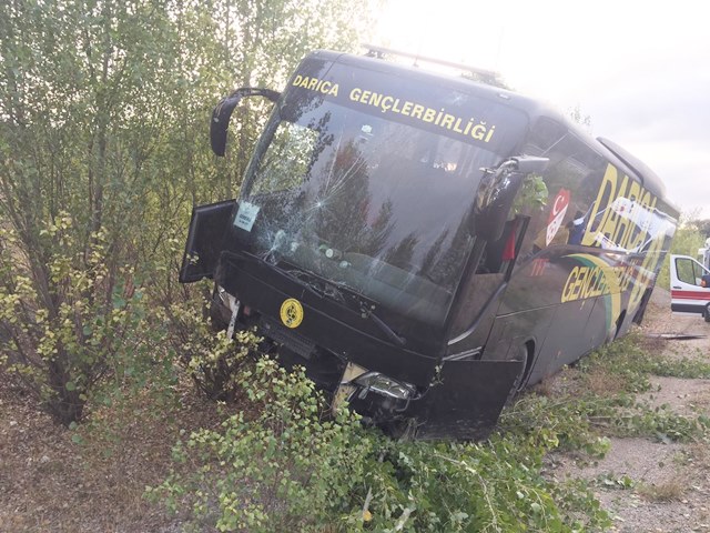 Darıca Gençlerbirliği otobüsü kaza yaptı