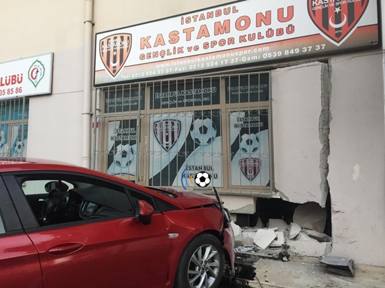 Yoldan çıkan araç kulüp lokaline girdi