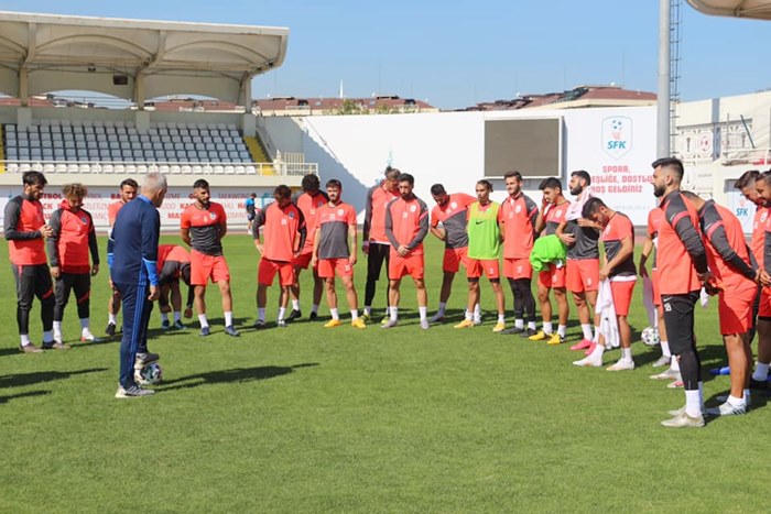 Sancaktepe’de yedi futbolcu takımdan ayrıldı