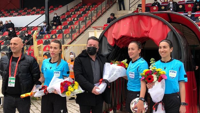 Turgutlu-Sivas Belediye maçında hakemlere çiçek verildi