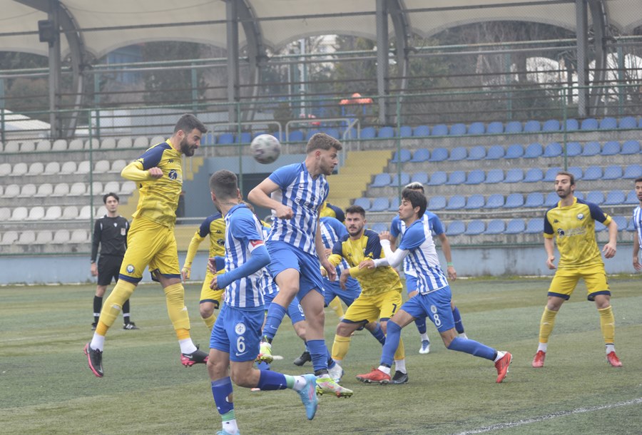 Küçükçekmece Sinopspor liderliğini sürdürdü