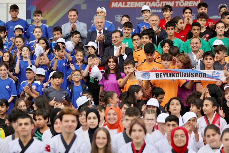 İBB Binyüz Spor Kulübüne malzeme dağıtımına başladı