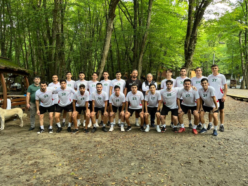 Akşemsettin Parsellerspor Belgrad Ormanında kros yaptı