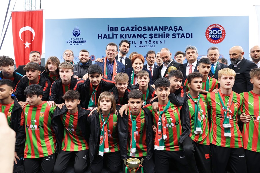 İBB Gaziosmanpaşa Halit Kıvanç Şehir Stadı açıldı