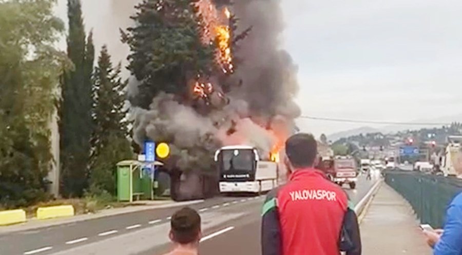 Yalovaspor’u taşıyan otobüs alevlere teslim oldu