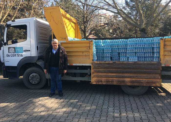 Belediye Başkanı Kulüplere su dağıttı