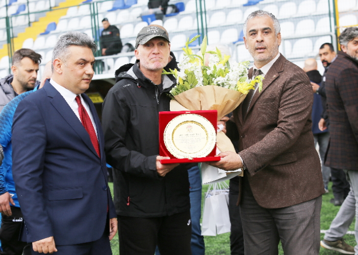 M. Atilla Özalp ve ekibine plaket