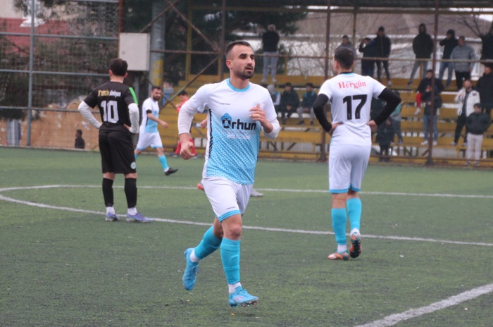 Adalarspor sağ kanadı sağlama aldı