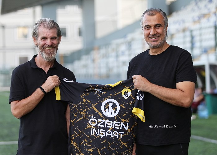 Taşlıtarlaspor’da hocalar imzaladı