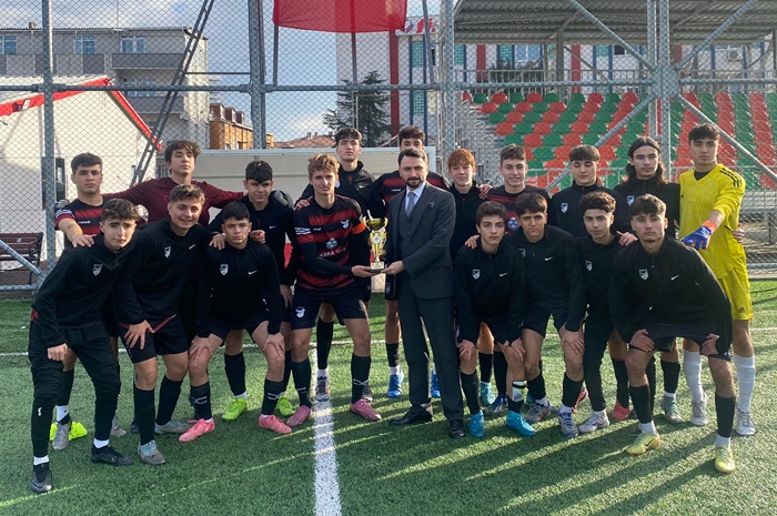 TFF İstanbul İl Temsilciliği şampiyonlara kupalarını verdi