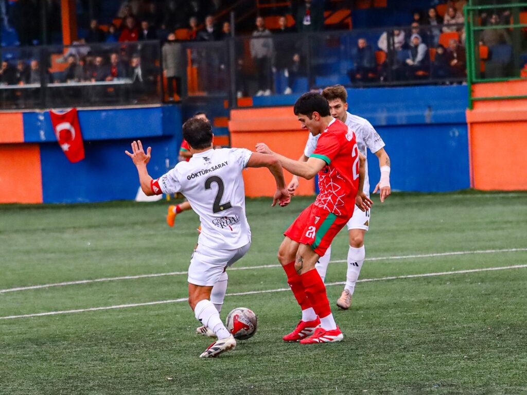 Göktürk Sarayspor zirve koltuğunu bırakmadı