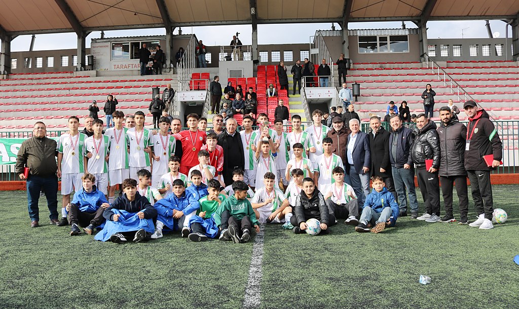 Vefa U16 Liginde şampiyonluğunu kutladı