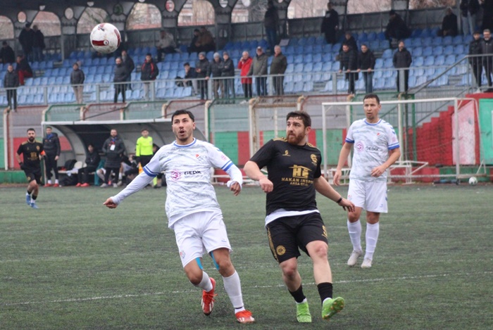 Gümüşsuyuspor ligde kalmayı garantiledi