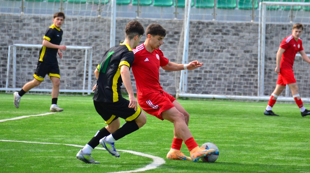 Esenler Erokspor zirve yarışını bırakmadı