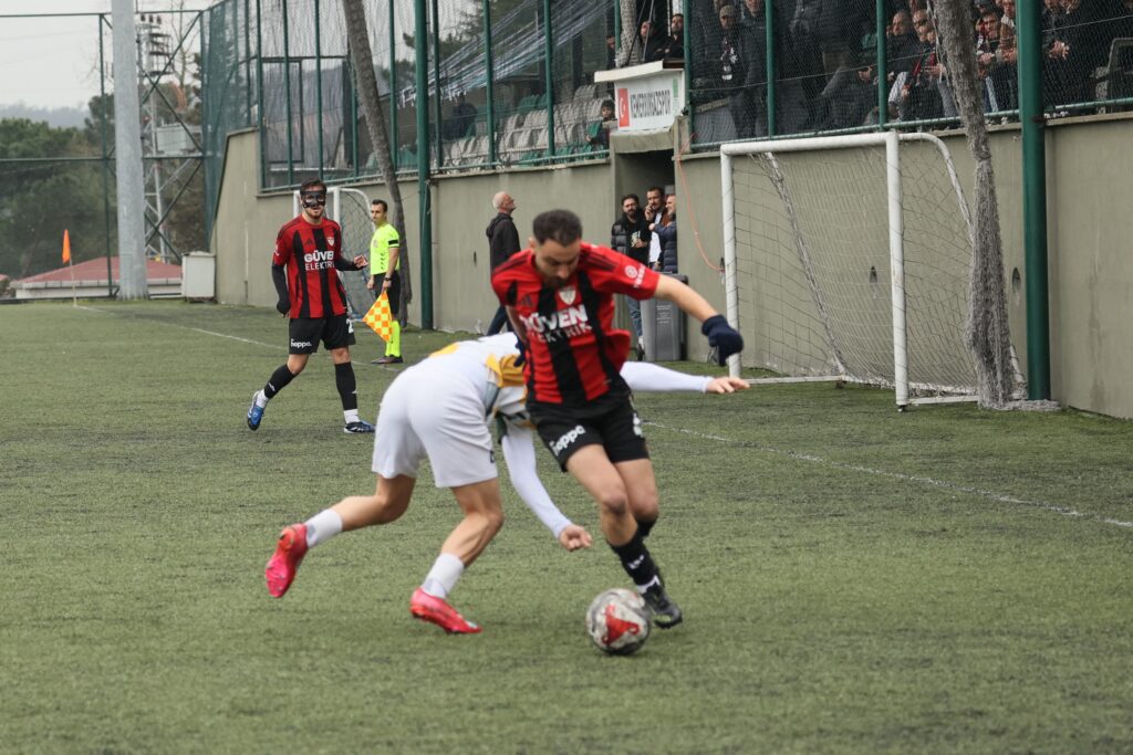 Göktürk Sarayspor işi ilk yarıda bitirdi