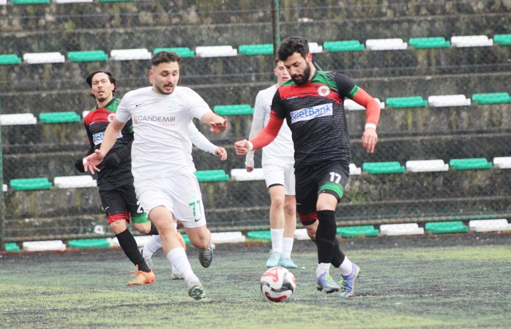 İstinyespor Play-Off kapısını araladı