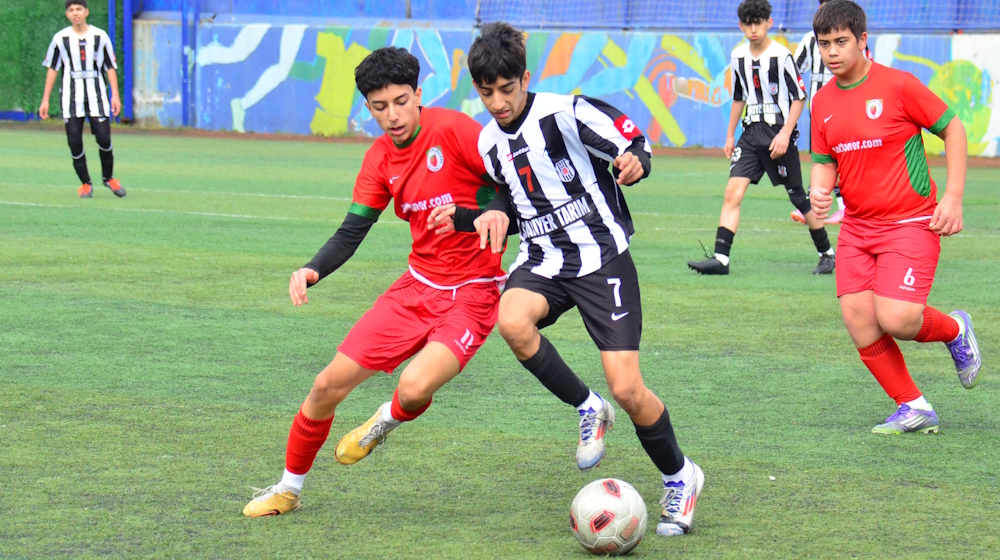 İstinyespor üç golle kazandı