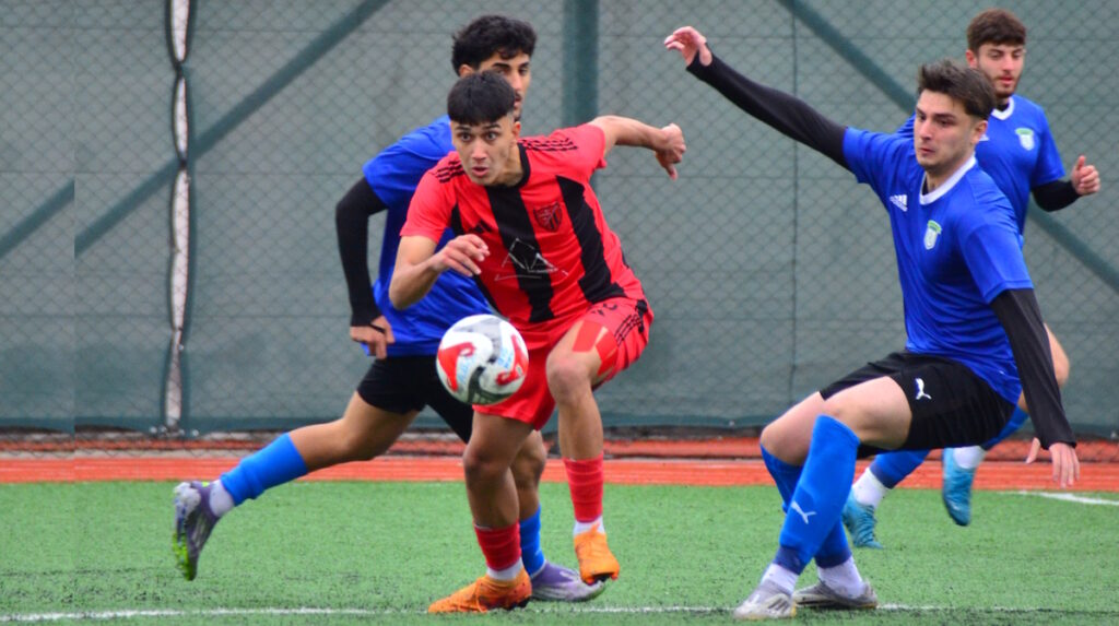 Arnavutköy Belediyespor şampiyonluğa koşuyor