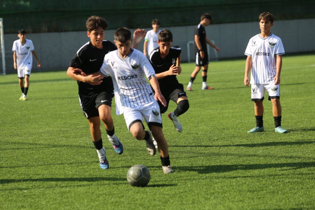 Tahtakale Kartalları’ndan Beşiktaş altyapısı’na anlamlı ziyaret
