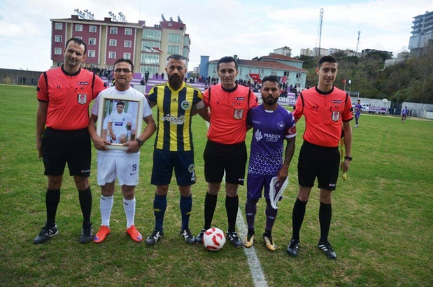 Oğlunun formasını giyip sahaya çıktı