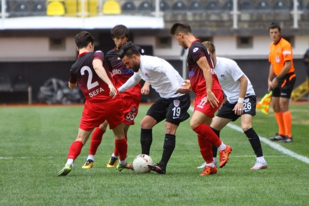 Karagümrük lideri devirdi