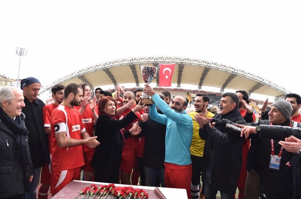 Denizköşklerspor kupasını havaya kaldırdı