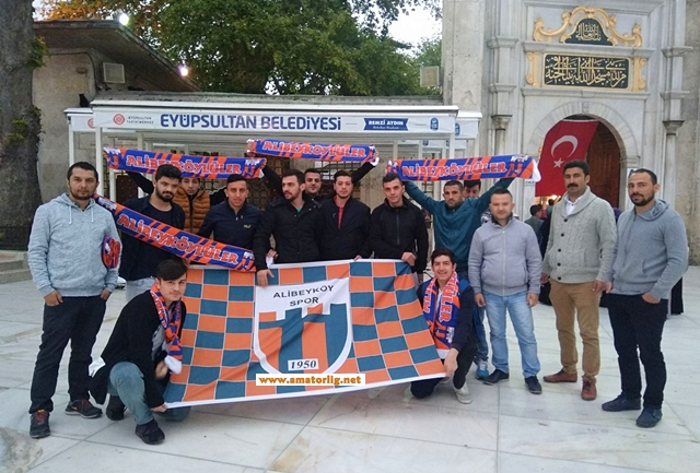 Takım 3. Ligde taraftar şükür namazında