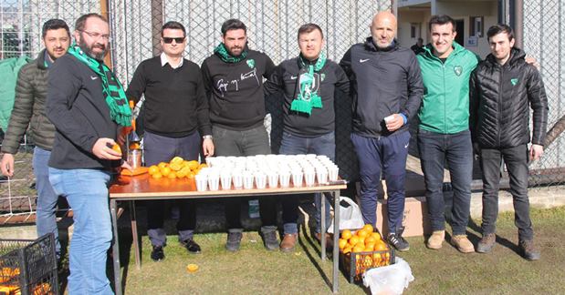 Taraftarlardan futbolculara vitamin deposu!