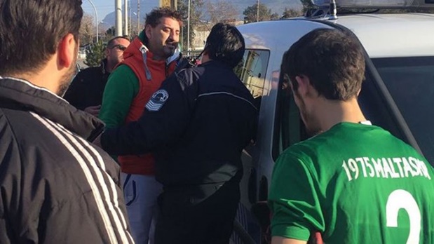 Hakeme yumruk atan futbolcu gözaltına alındı