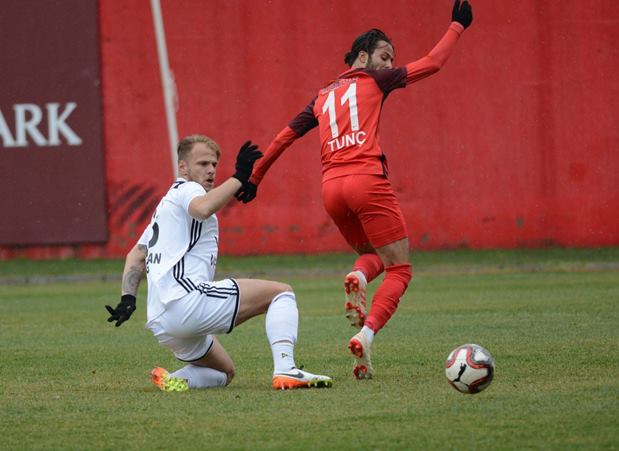 Pendikspor sahasında takıldı