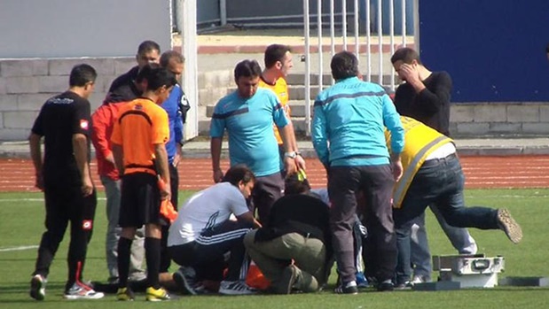 Hakem maçta kalp krizi geçirdi